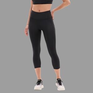 NWOT Interval Stash High Rise Capri Women’s size Large